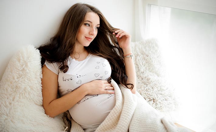 Существует много мнений о кератиновом выпрямлении волос и его влиянии на беременных женщин